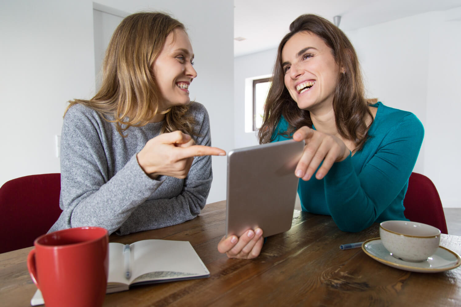 Duas mulheres sorrindo e conversando naturalmente sobre a fala com alinhadores invisíveis na AGN Odontologia na Mooca.